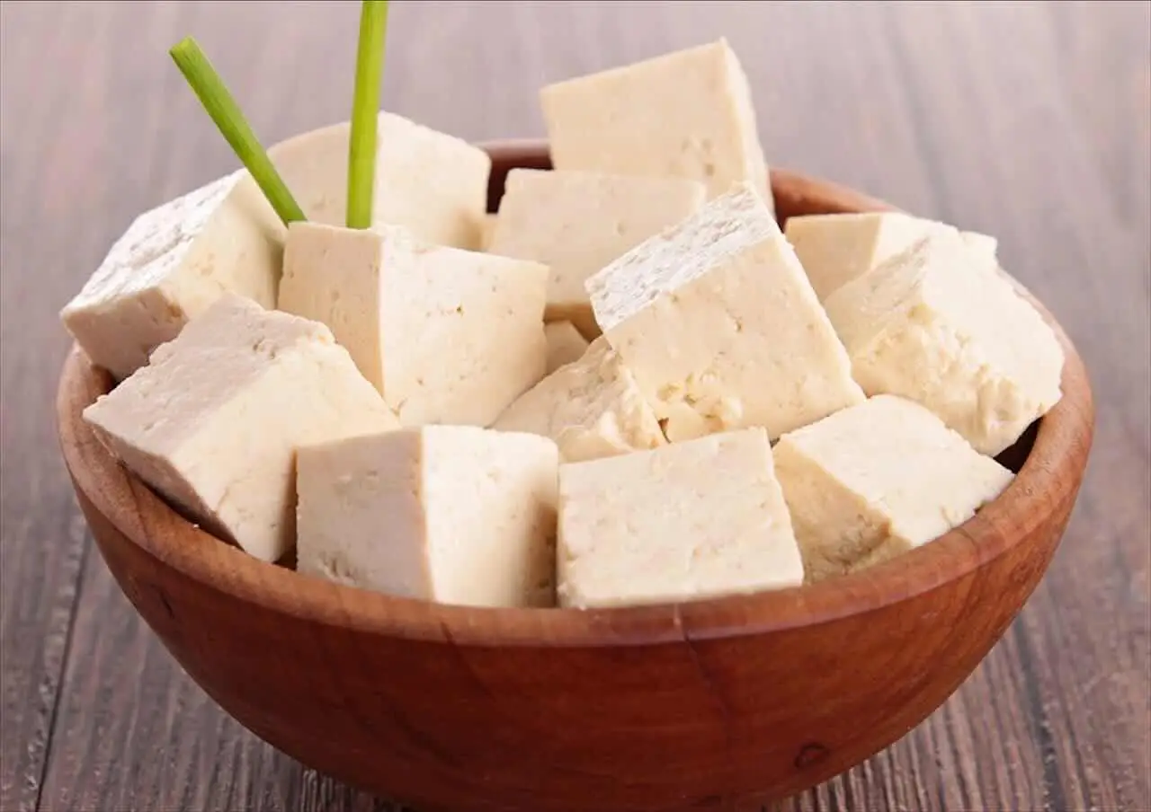Come cucinare il tofu in modo gustoso? Il trucco con la marinatura