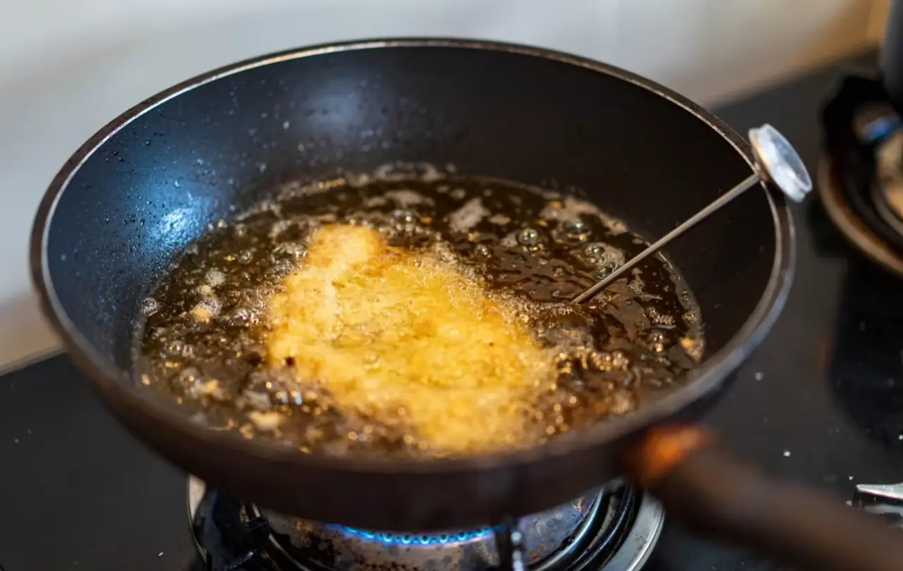 Perché l’olio schizza quando friggi? Il dettaglio che nessuno controlla